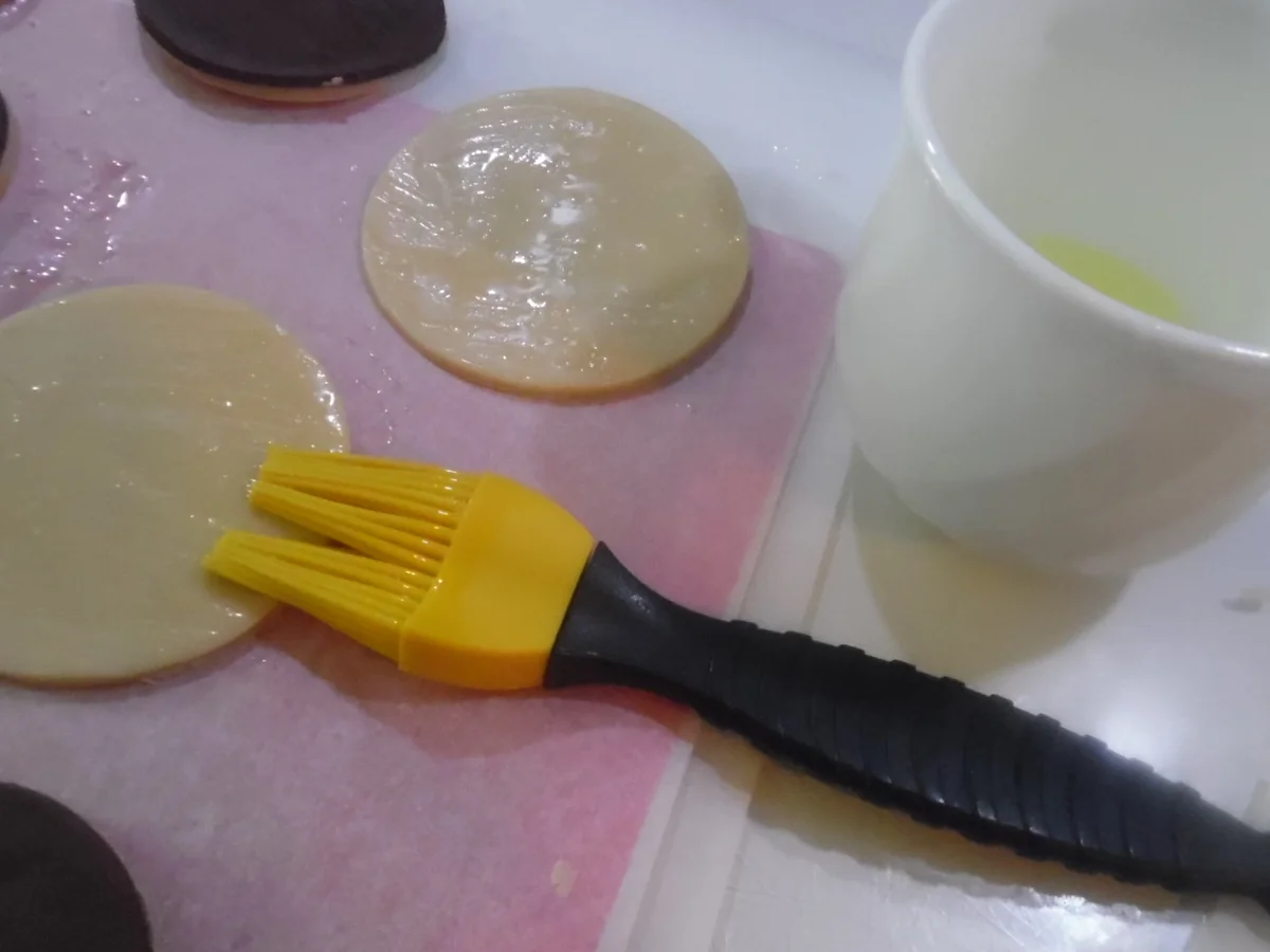 Schwarz-Weiss-Gebäck-Blumen - Rezept - Bild Nr. 5489