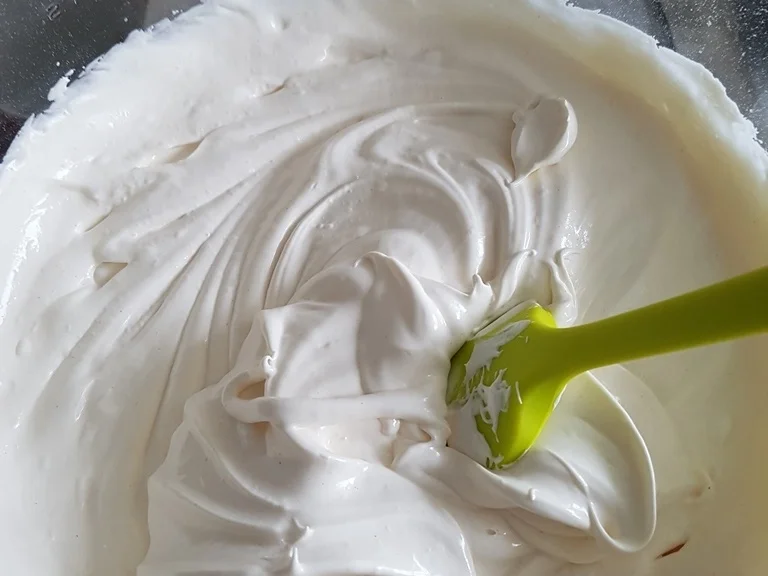 "Biskuitrolle" mit Erdbeer-Sahnefüllung sowie Schokotopping - Rezept - Bild Nr. 5485