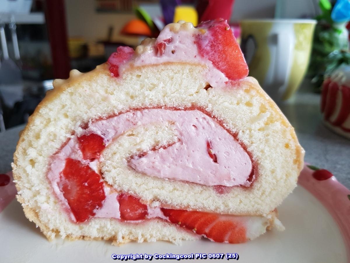 Bilder für Oma Löffel`s Kuchen = Biskuitrolle mit Erdbeer-Sahnefüllung sowie Schokotopping - Rezept