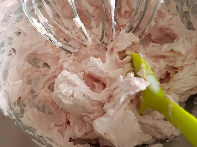 "Biskuitrolle" mit Erdbeer-Sahnefüllung sowie Schokotopping - Rezept - Bild Nr. 5490