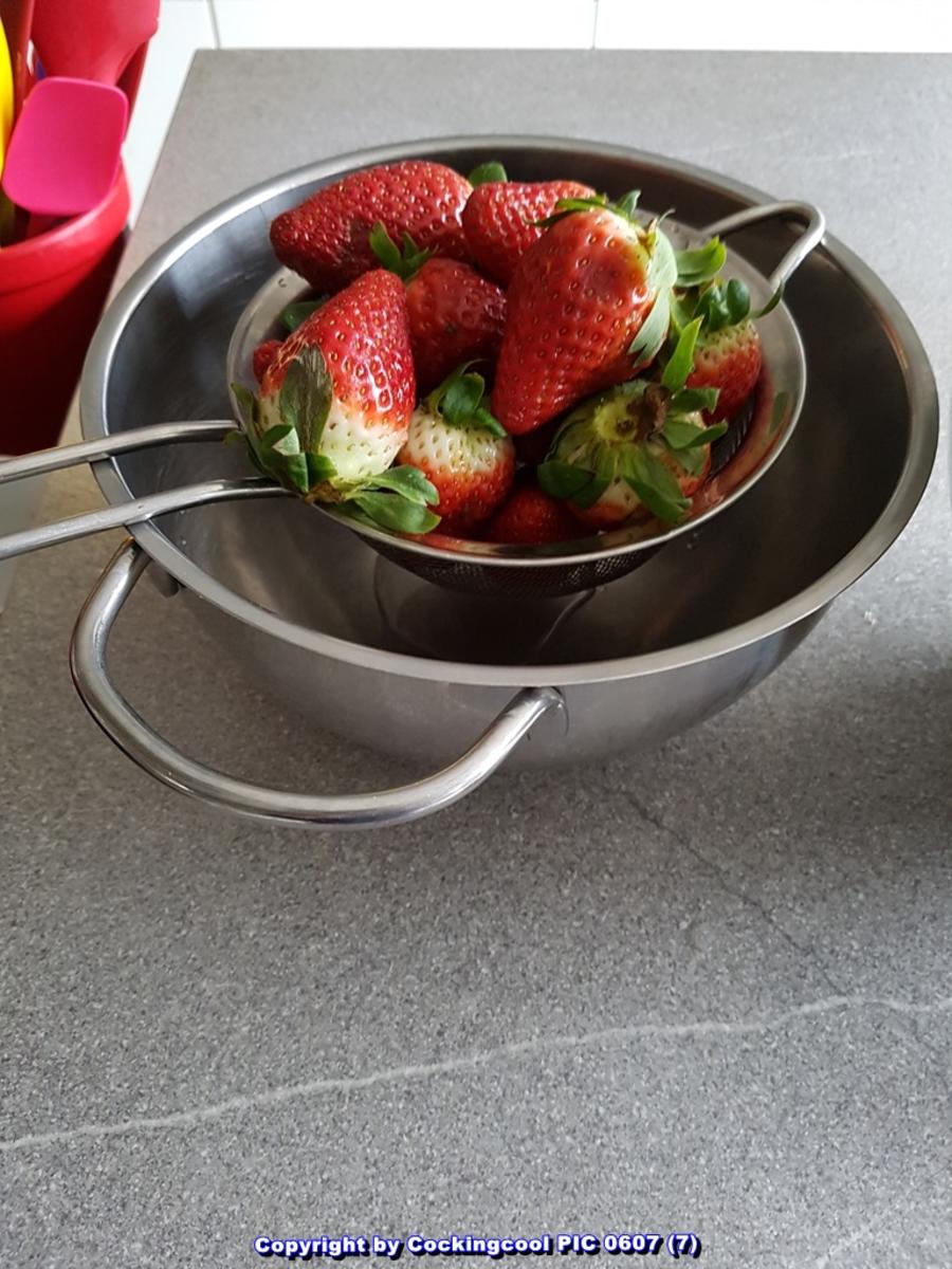 "Biskuitrolle" mit Erdbeer-Sahnefüllung sowie Schokotopping - Rezept - Bild Nr. 5494