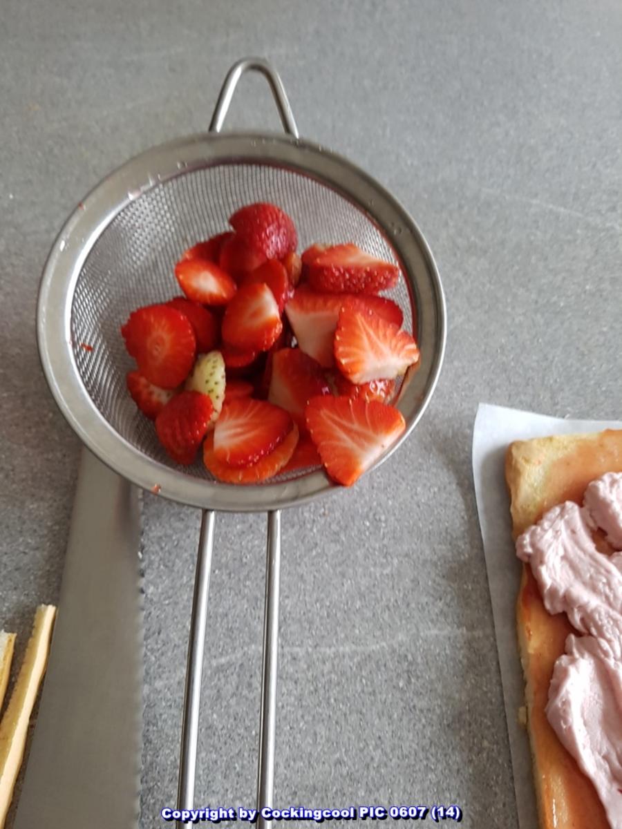 "Biskuitrolle" mit Erdbeer-Sahnefüllung sowie Schokotopping - Rezept - Bild Nr. 5495