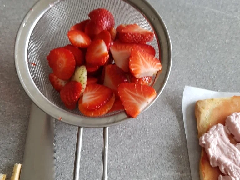 "Biskuitrolle" mit Erdbeer-Sahnefüllung sowie Schokotopping - Rezept - Bild Nr. 5495