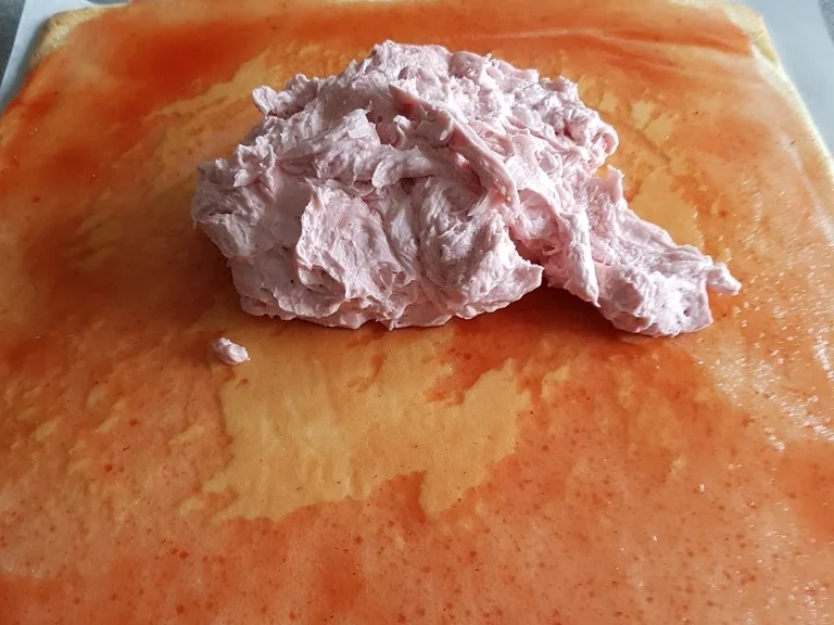 "Biskuitrolle" mit Erdbeer-Sahnefüllung sowie Schokotopping - Rezept - Bild Nr. 5496