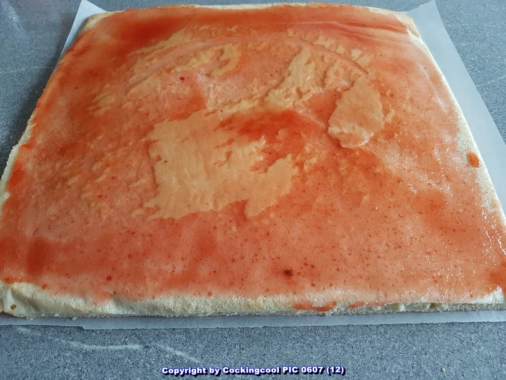 "Biskuitrolle" mit Erdbeer-Sahnefüllung sowie Schokotopping - Rezept - Bild Nr. 5497