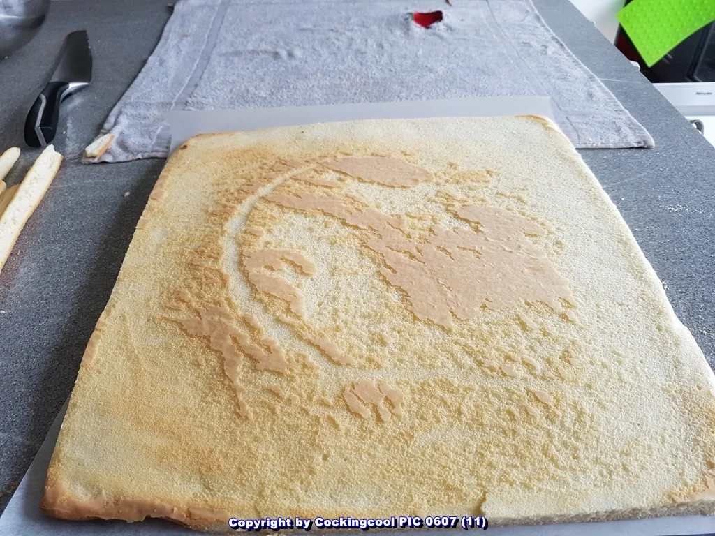 "Biskuitrolle" mit Erdbeer-Sahnefüllung sowie Schokotopping - Rezept - Bild Nr. 5498