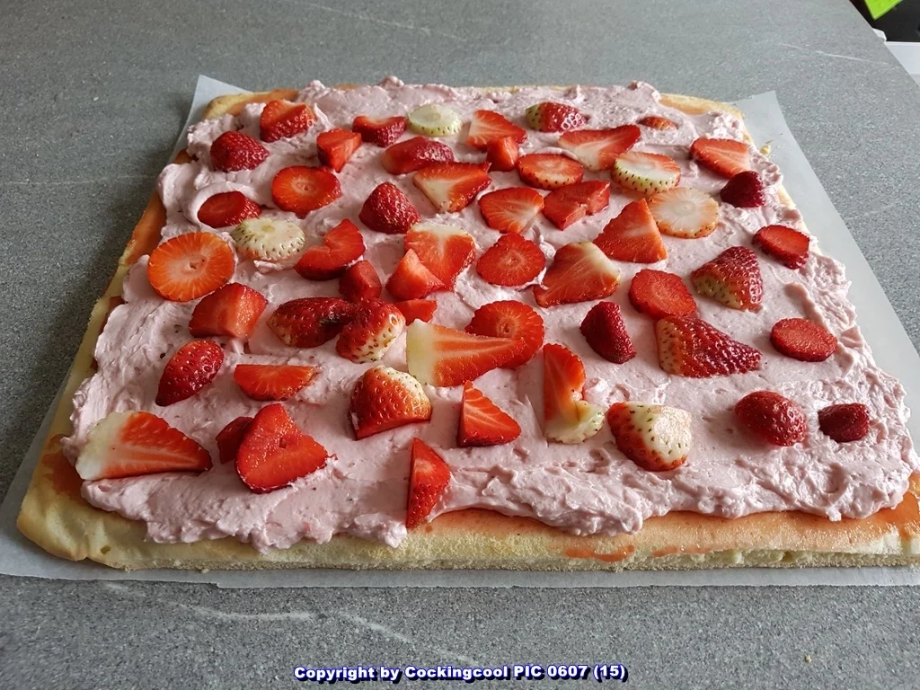 "Biskuitrolle" mit Erdbeer-Sahnefüllung sowie Schokotopping - Rezept - Bild Nr. 5499