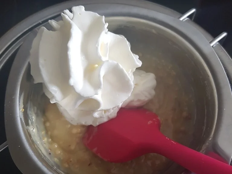 "Biskuitrolle" mit Erdbeer-Sahnefüllung sowie Schokotopping - Rezept - Bild Nr. 5500