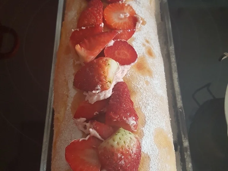 "Biskuitrolle" mit Erdbeer-Sahnefüllung sowie Schokotopping - Rezept - Bild Nr. 5501