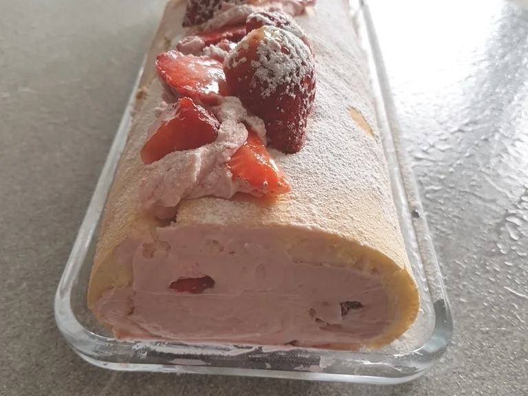 "Biskuitrolle" mit Erdbeer-Sahnefüllung sowie Schokotopping - Rezept - Bild Nr. 5502