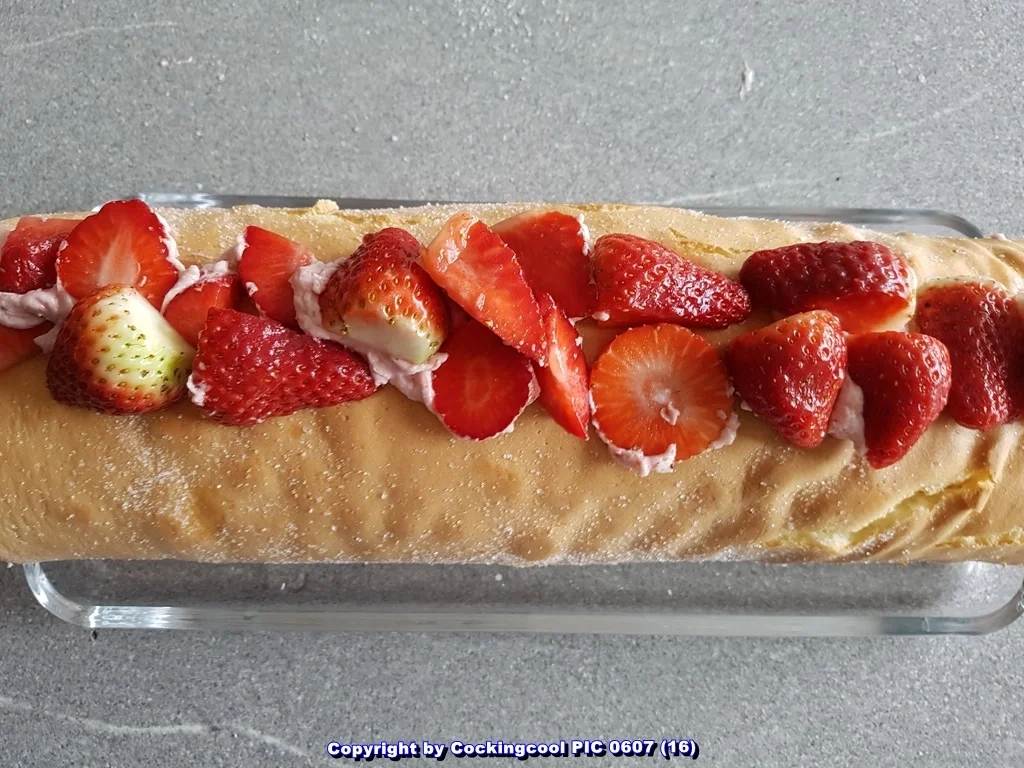 "Biskuitrolle" mit Erdbeer-Sahnefüllung sowie Schokotopping - Rezept - Bild Nr. 5503