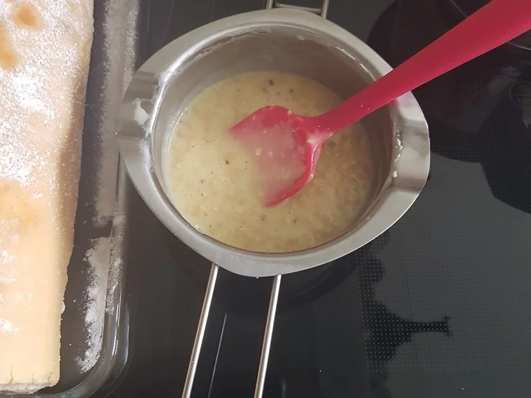 "Biskuitrolle" mit Erdbeer-Sahnefüllung sowie Schokotopping - Rezept - Bild Nr. 5506