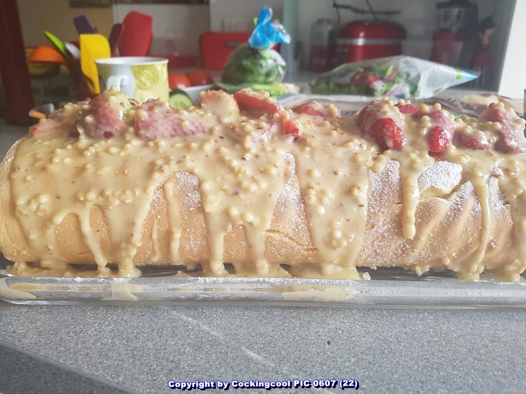 "Biskuitrolle" mit Erdbeer-Sahnefüllung sowie Schokotopping - Rezept - Bild Nr. 5509