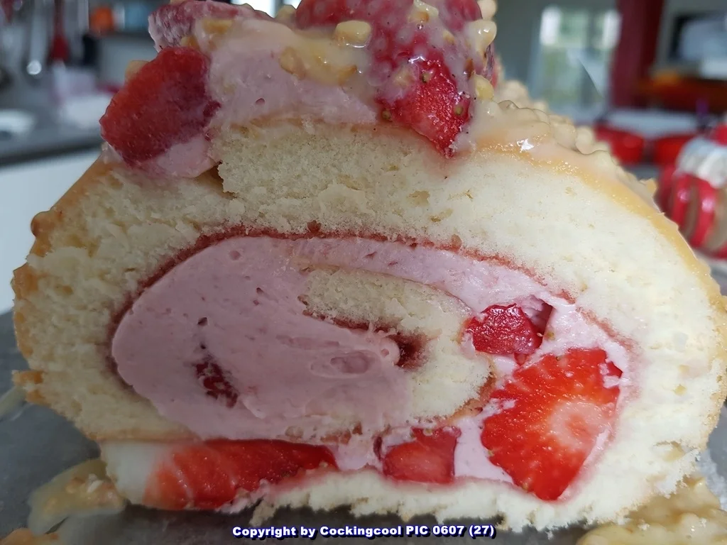 "Biskuitrolle" mit Erdbeer-Sahnefüllung sowie Schokotopping - Rezept - Bild Nr. 5510
