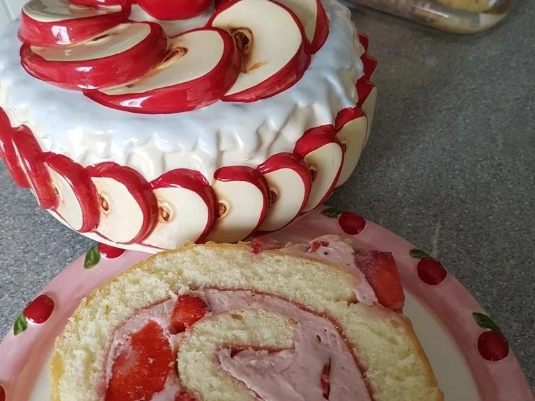 "Biskuitrolle" mit Erdbeer-Sahnefüllung sowie Schokotopping - Rezept - Bild Nr. 5511