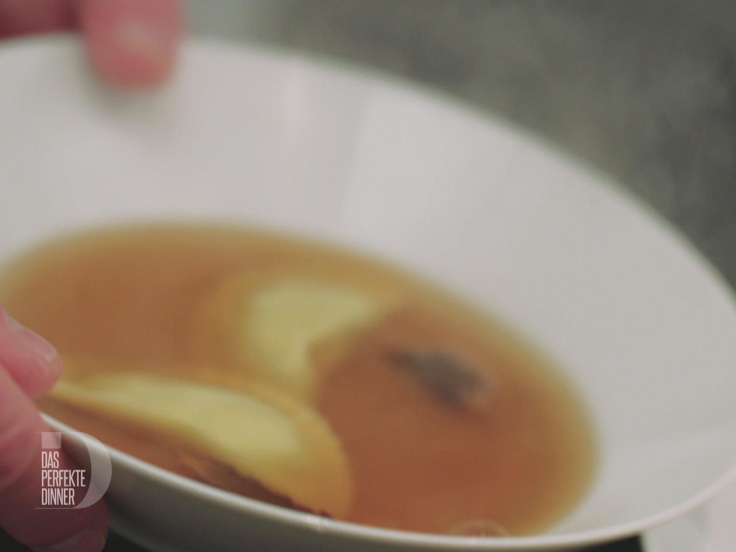 Bilder für Pilz-Consommé mit Trüffel-Kartoffel-Ravioli - Rezept