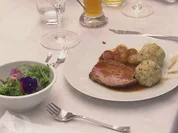 Schulterbraten mit Biersauce, Semmelknödeln und glasierten Schalotten - Rezept - Bild Nr. 5484