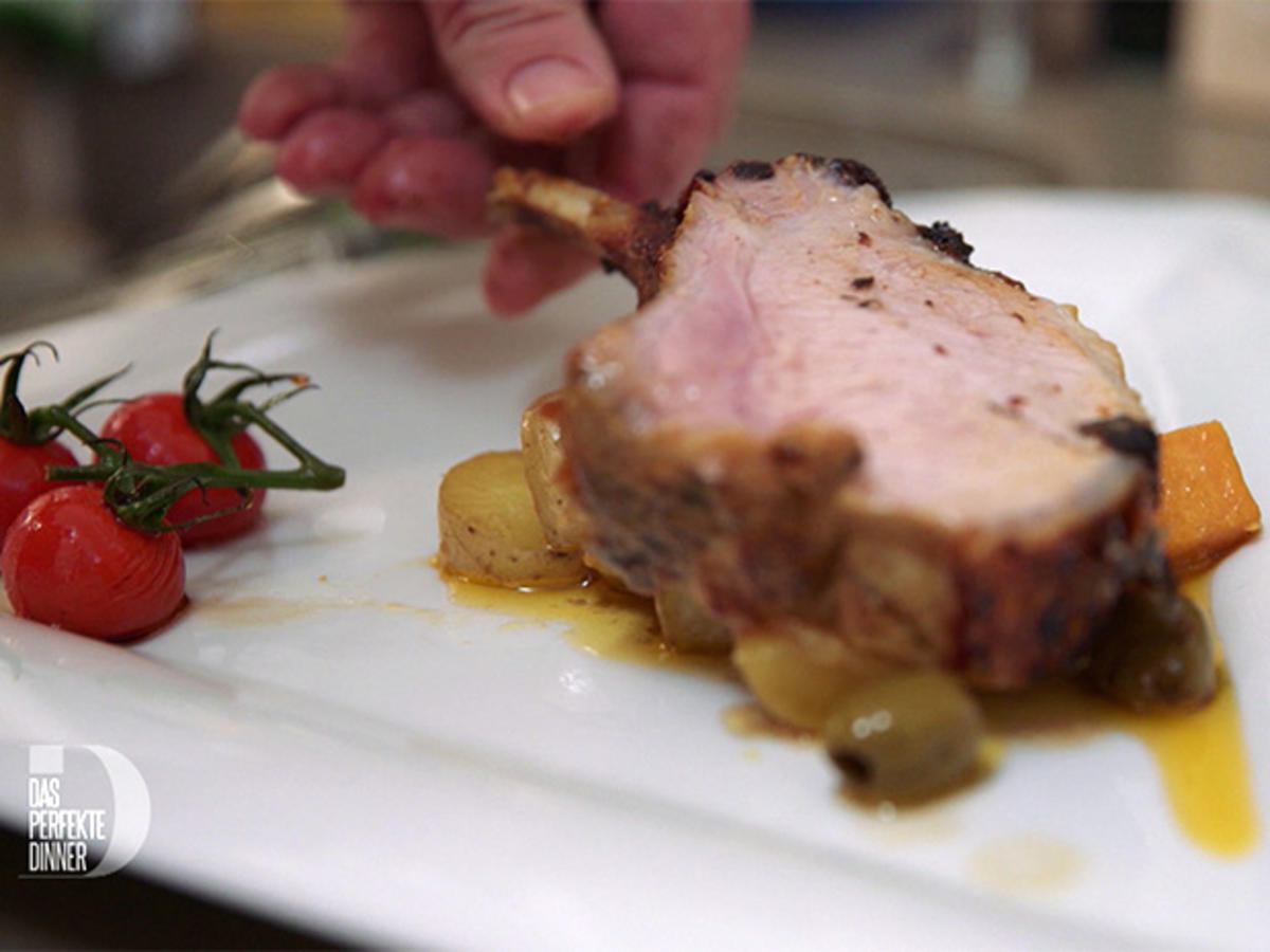 Karree vom Ibérico Schwein auf Kartoffelgemüse mit Ei Soße und ...