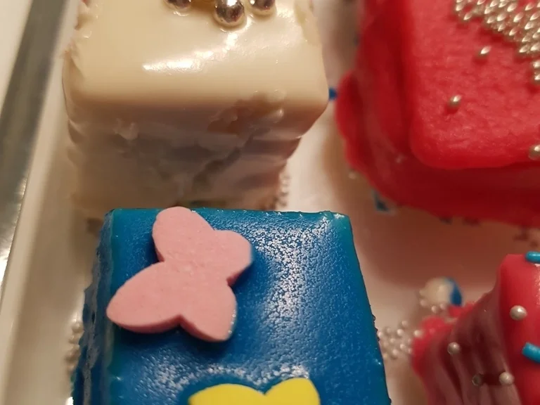 Rezept: Petit Four`s (Bildrezept zur einfachen Herstellung) Bild Nr. 5531 Petit Four`s (Bildrezept zur einfachen Herstellung) - Rezept - Bild Nr. 5531