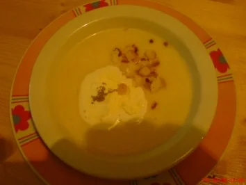 Karfiolcremesuppe mit Sahnehaube und Croutons - Rezept