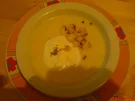 Karfiolcremesuppe mit Sahnehaube und Croutons - Rezept