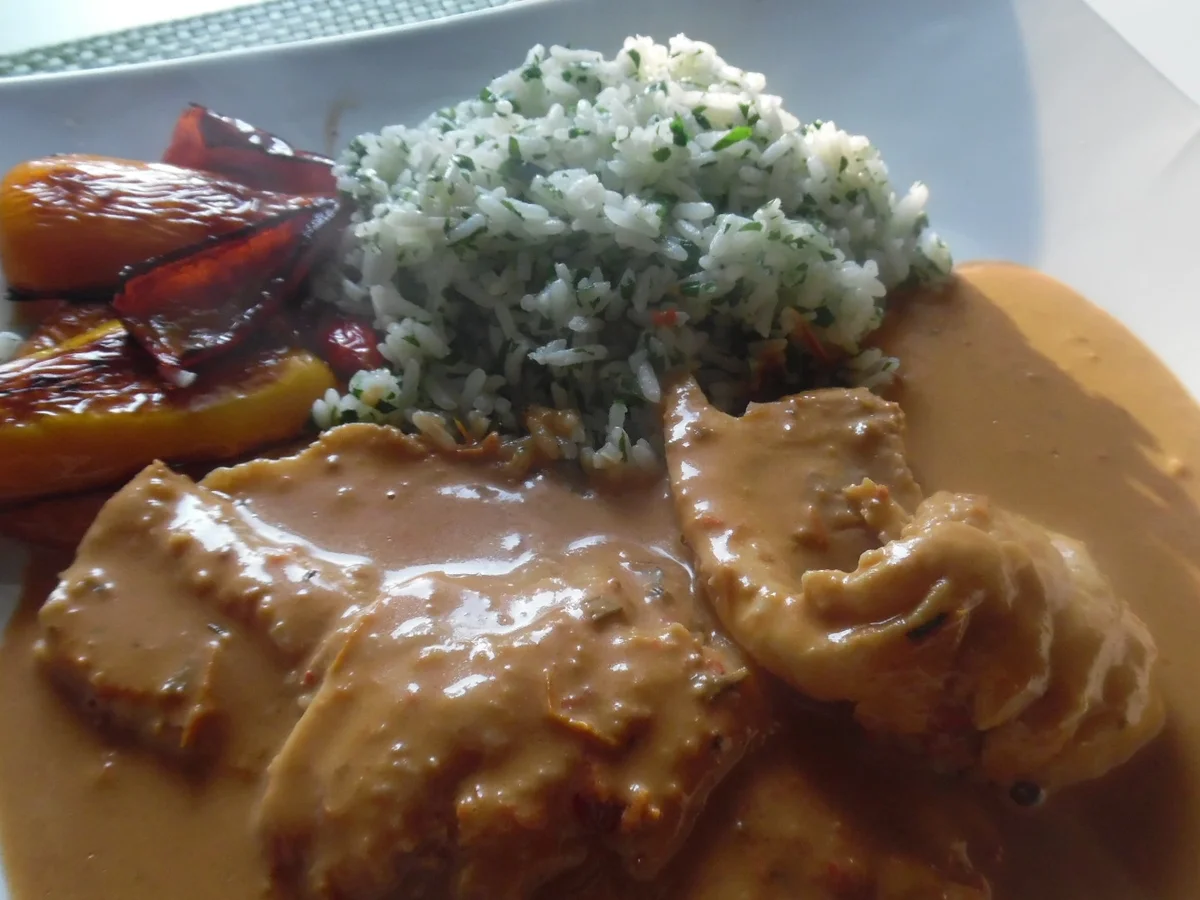 Forellen-Filets in Tomaten-Rahm-Soße gegart mit Petersilien-Reis - Rezept - Bild Nr. 5529