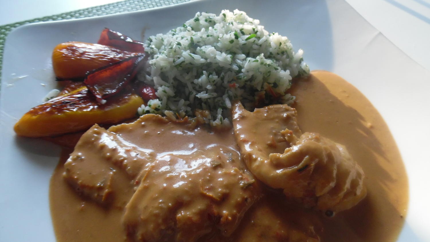 Forellen-Filets in Tomaten-Rahm-Soße gegart mit Petersilien-Reis ...