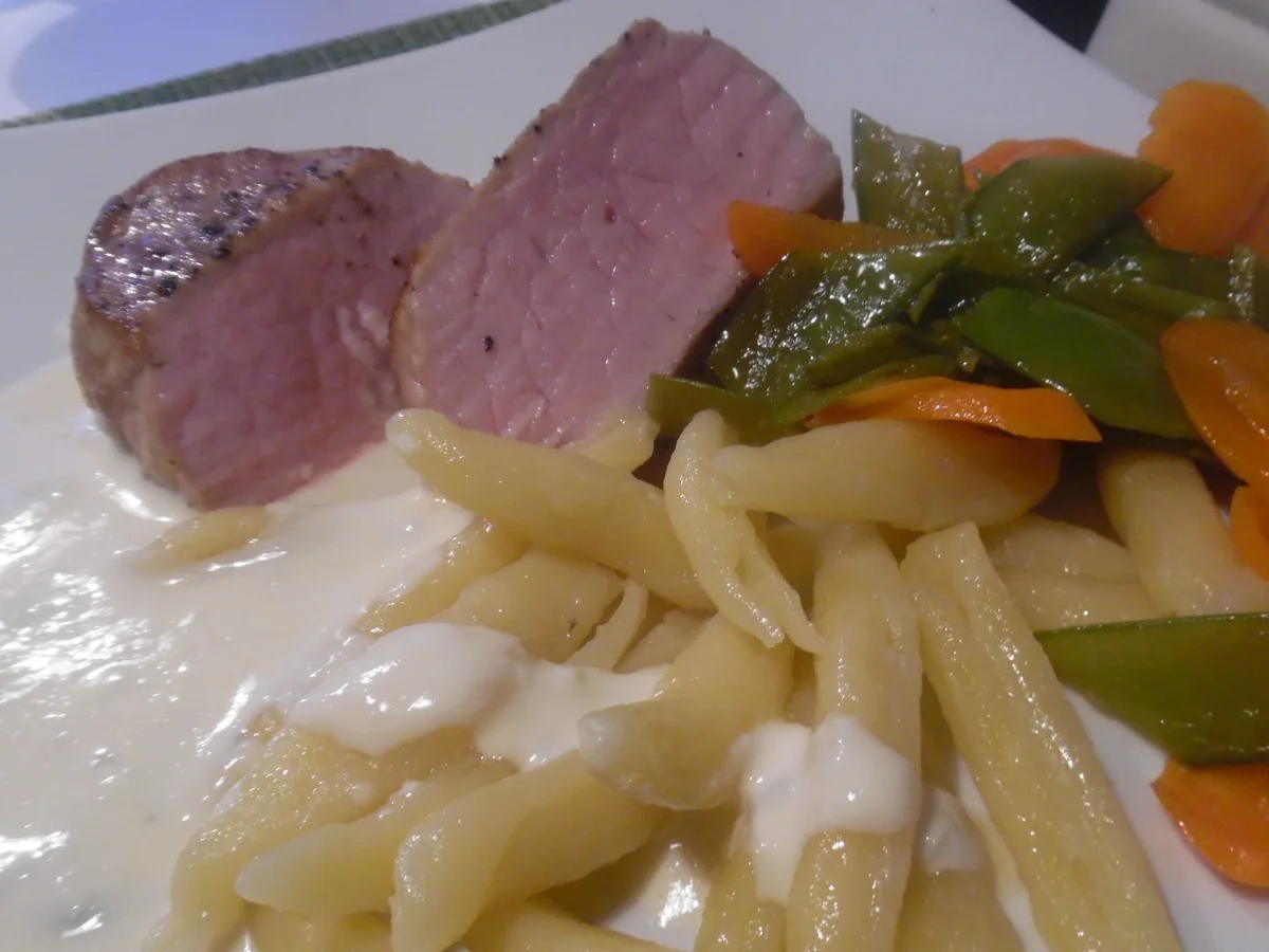 Kalbsmedaillons mit Gorgonzola-Soße, Cavatelli und Gemüsebeilage - Rezept - Bild Nr. 5537