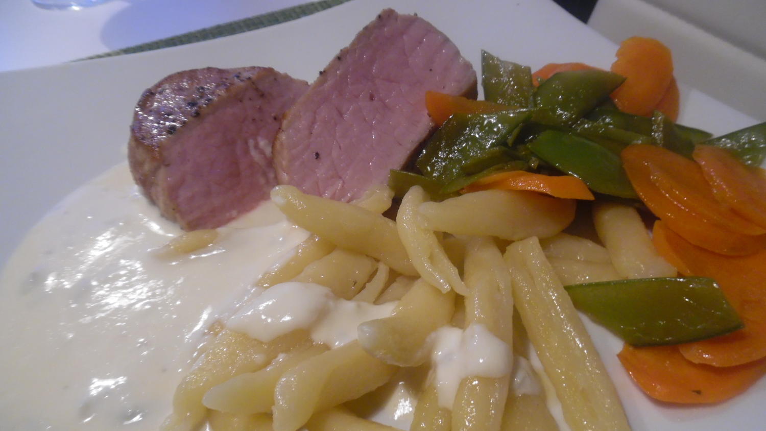 Kalbsmedaillons mit Gorgonzola-Soße, Cavatelli und Gemüsebeilage ...