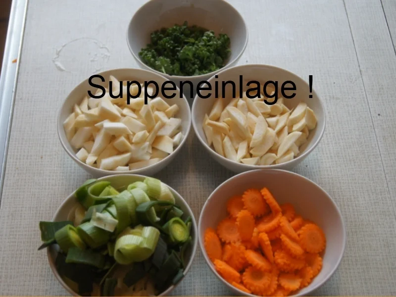 Zarter Tafelspitz mit pikanter Meerrettichsauce, Honig-Möhreblüten und Drillingen - Rezept - Bild Nr. 5564