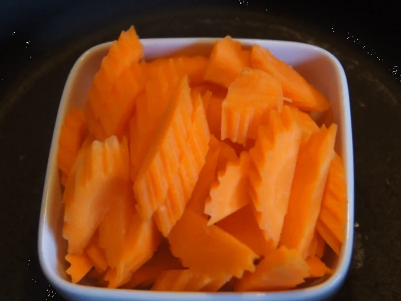 Zarter Tafelspitz mit pikanter Meerrettichsauce, Honig-Möhreblüten und Drillingen - Rezept - Bild Nr. 5572