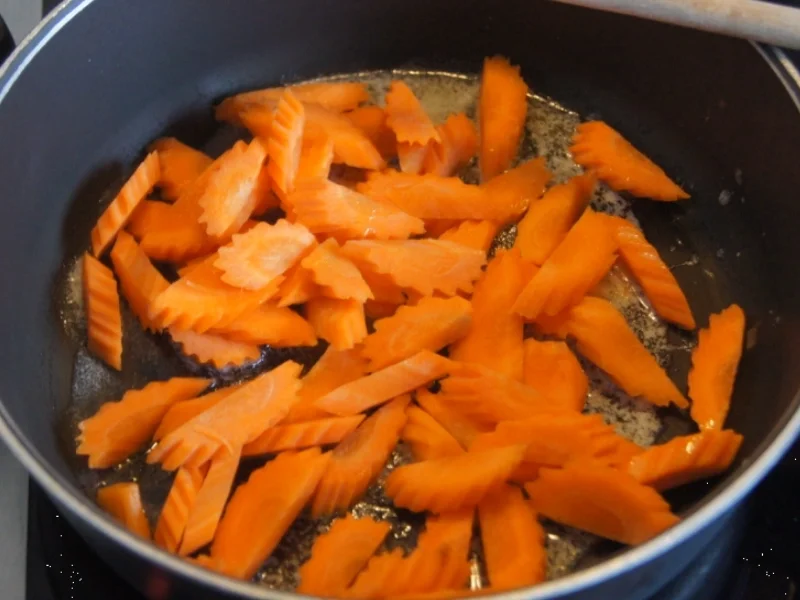 Zarter Tafelspitz mit pikanter Meerrettichsauce, Honig-Möhreblüten und Drillingen - Rezept - Bild Nr. 5573