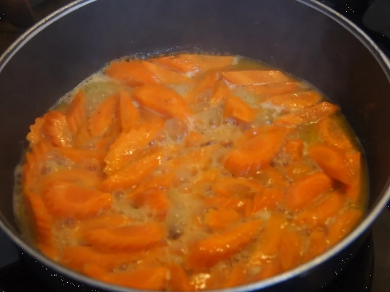 Zarter Tafelspitz mit pikanter Meerrettichsauce, Honig-Möhreblüten und Drillingen - Rezept - Bild Nr. 5574