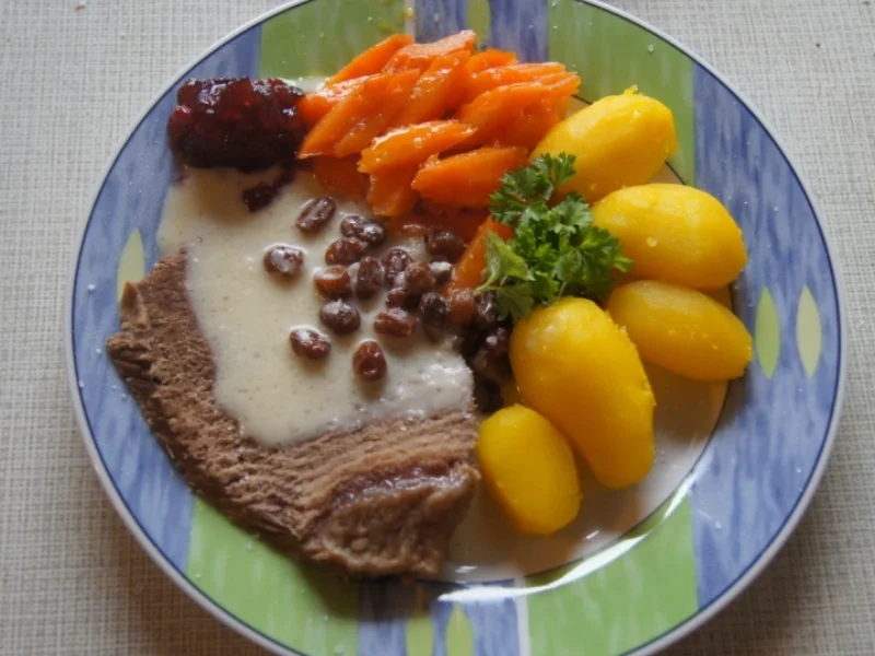 Zarter Tafelspitz mit pikanter Meerrettichsauce, Honig-Möhreblüten und Drillingen - Rezept - Bild Nr. 5581