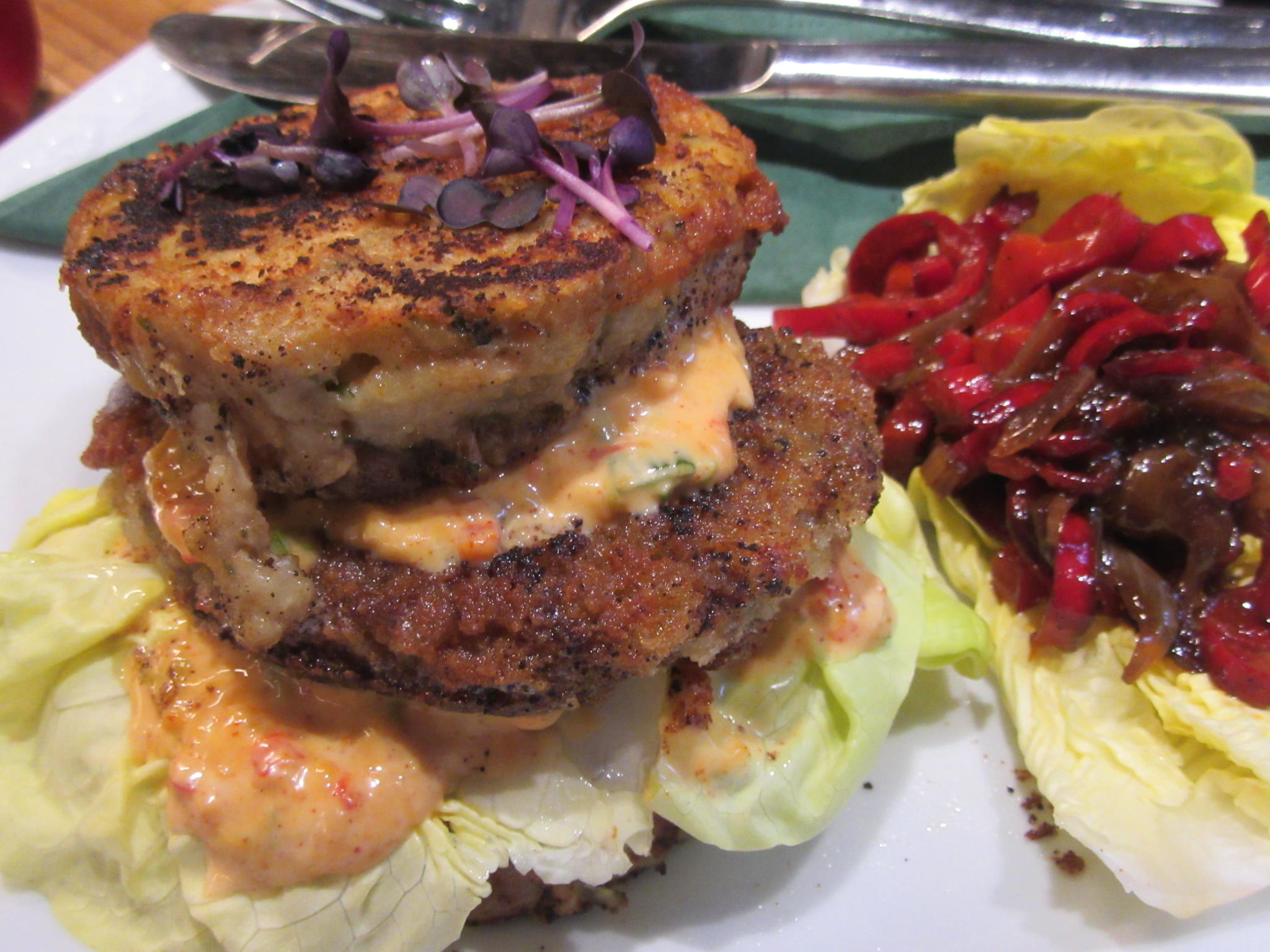 Bilder für Burger: Böhmischer Knödelburger mit lauwarmem Paprika-Zwiebel-Gemüse - Rezept