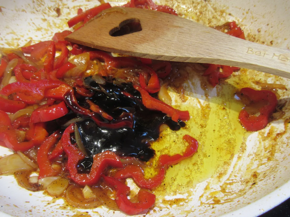 Burger: Böhmischer Knödelburger mit lauwarmem Paprika-Zwiebel-Gemüse - Rezept - Bild Nr. 5570