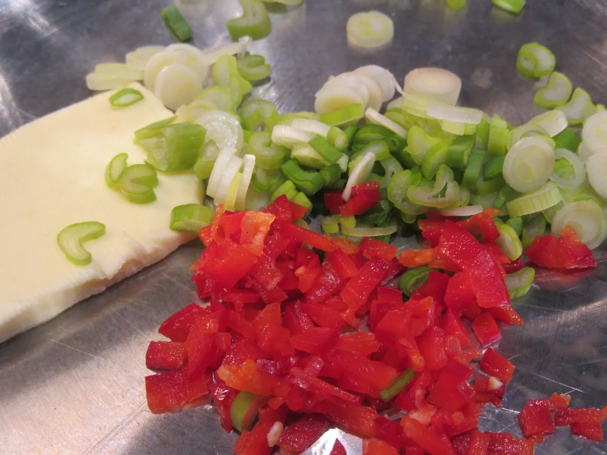 Burger: Böhmischer Knödelburger mit lauwarmem Paprika-Zwiebel-Gemüse - Rezept - Bild Nr. 5571