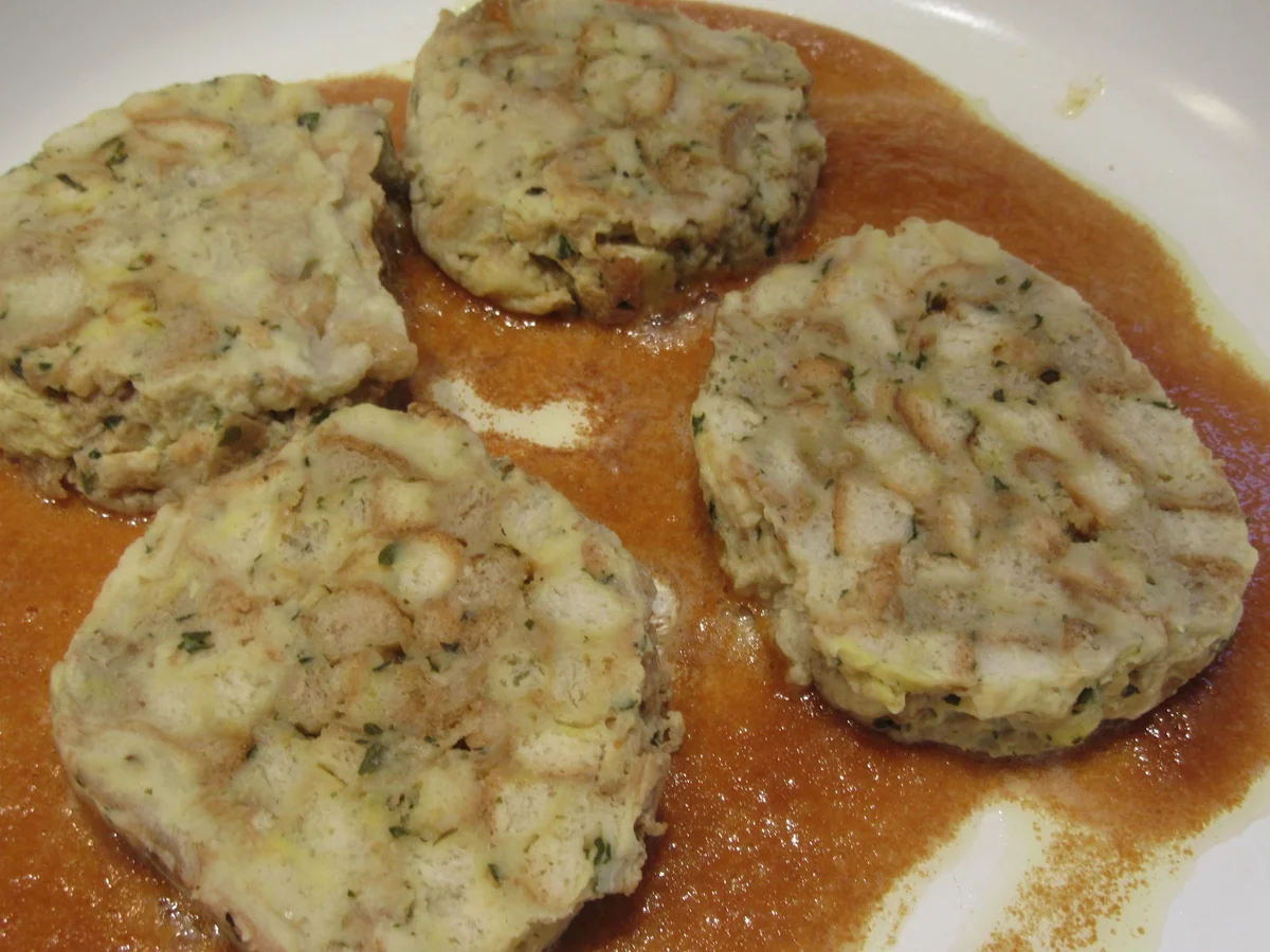 Burger: Böhmischer Knödelburger mit lauwarmem Paprika-Zwiebel-Gemüse - Rezept - Bild Nr. 5573