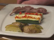 Lammkarree auf gefüllter Zucchini mit Paprikavariation und Rosmarinkartoffelecken - Rezept - Bild Nr. 2