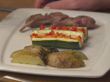 Lammkarree auf gefüllter Zucchini mit Paprikavariation und Rosmarinkartoffelecken - Rezept - Bild Nr. 2