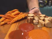 Exotische Currywurst mit Mangosauce und Süßkartoffelpommes (David Friedrich) - Rezept - Bild Nr. 3