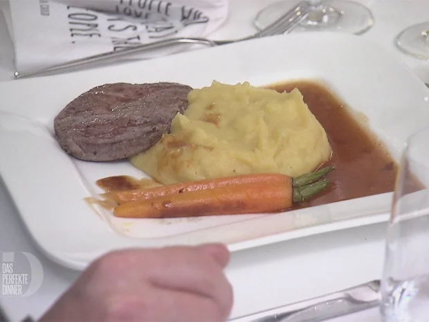 Rinderfilet mit Steckrüben-Kartoffelstampf an dunkler Sauce und glasierten Möhren - Rezept - Bild Nr. 2