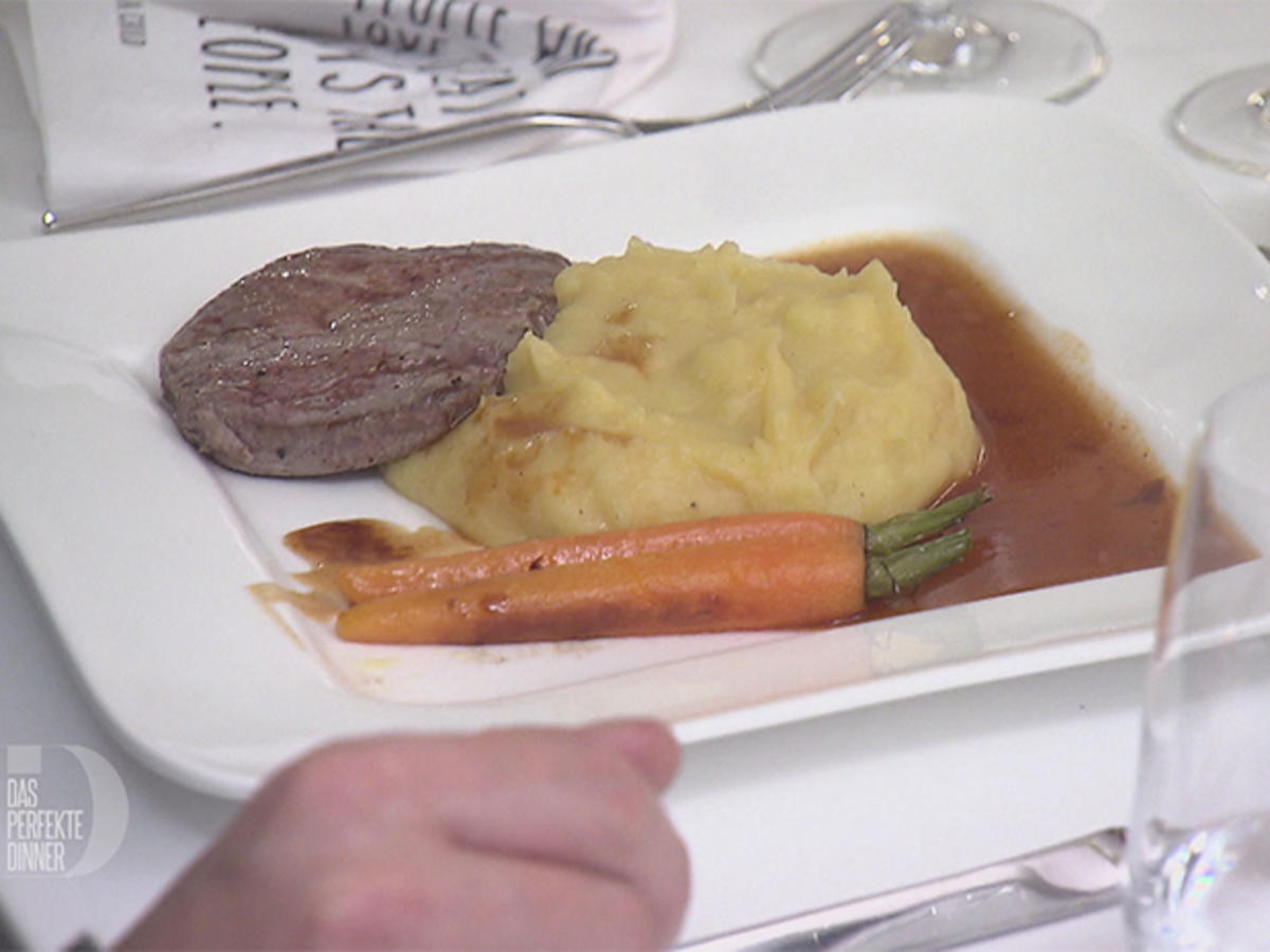 Bilder für Rinderfilet mit Steckrüben-Kartoffelstampf an dunkler Sauce und glasierten Möhren - Rezept