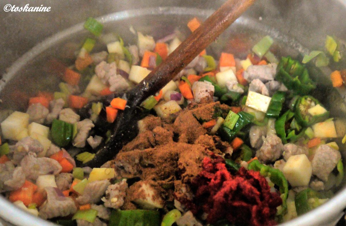 Feueriges Schweinefleisch-Gemüse-Sugo mit Pasta - Rezept - Bild Nr. 5594