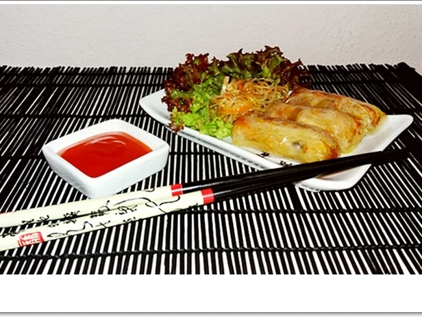 Frittierte Frühlingsrollen mit Gemüse-Hähnchen und Fadennudeln - Rezept - Bild Nr. 5596