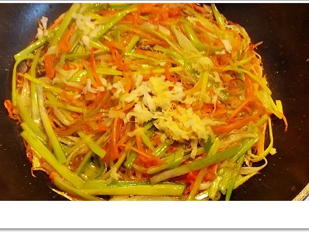 Frittierte Frühlingsrollen mit Gemüse-Hähnchen und Fadennudeln - Rezept - Bild Nr. 5602