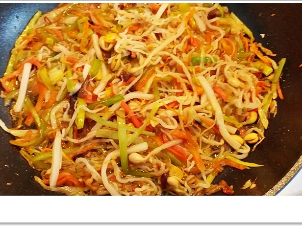 Frittierte Frühlingsrollen mit Gemüse-Hähnchen und Fadennudeln - Rezept - Bild Nr. 5603