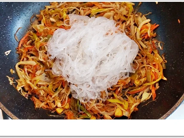 Frittierte Frühlingsrollen mit Gemüse-Hähnchen und Fadennudeln - Rezept - Bild Nr. 5604