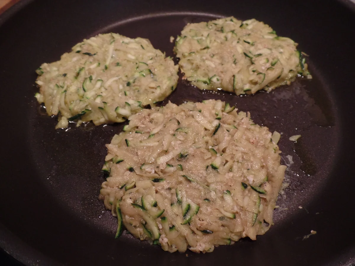 Rezept: Kartoffel-Zucchini-Puffer mit pochiertem Ei Bild Nr. 5586 Kartoffel-Zucchini-Puffer mit pochiertem Ei - Rezept - Bild Nr. 5586