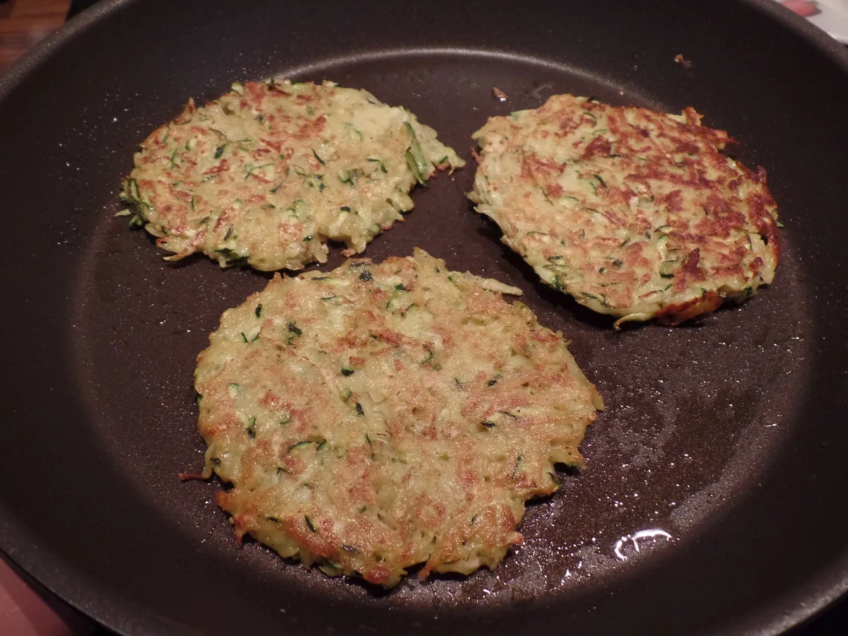 Rezept: Kartoffel-Zucchini-Puffer mit pochiertem Ei Bild Nr. 5587 Kartoffel-Zucchini-Puffer mit pochiertem Ei - Rezept - Bild Nr. 5587